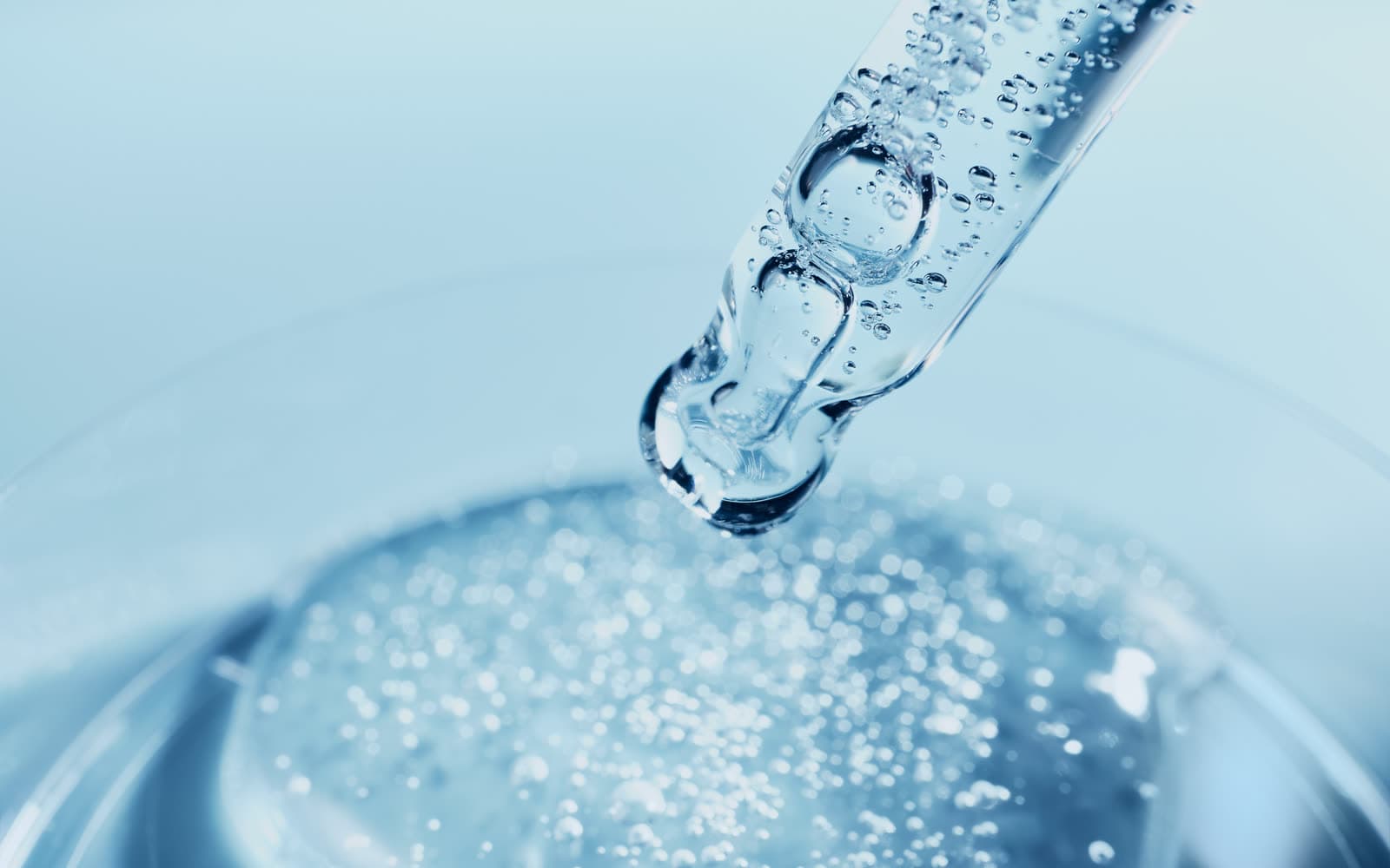 ライフサイエンス研究 — 透明溶液とピペット